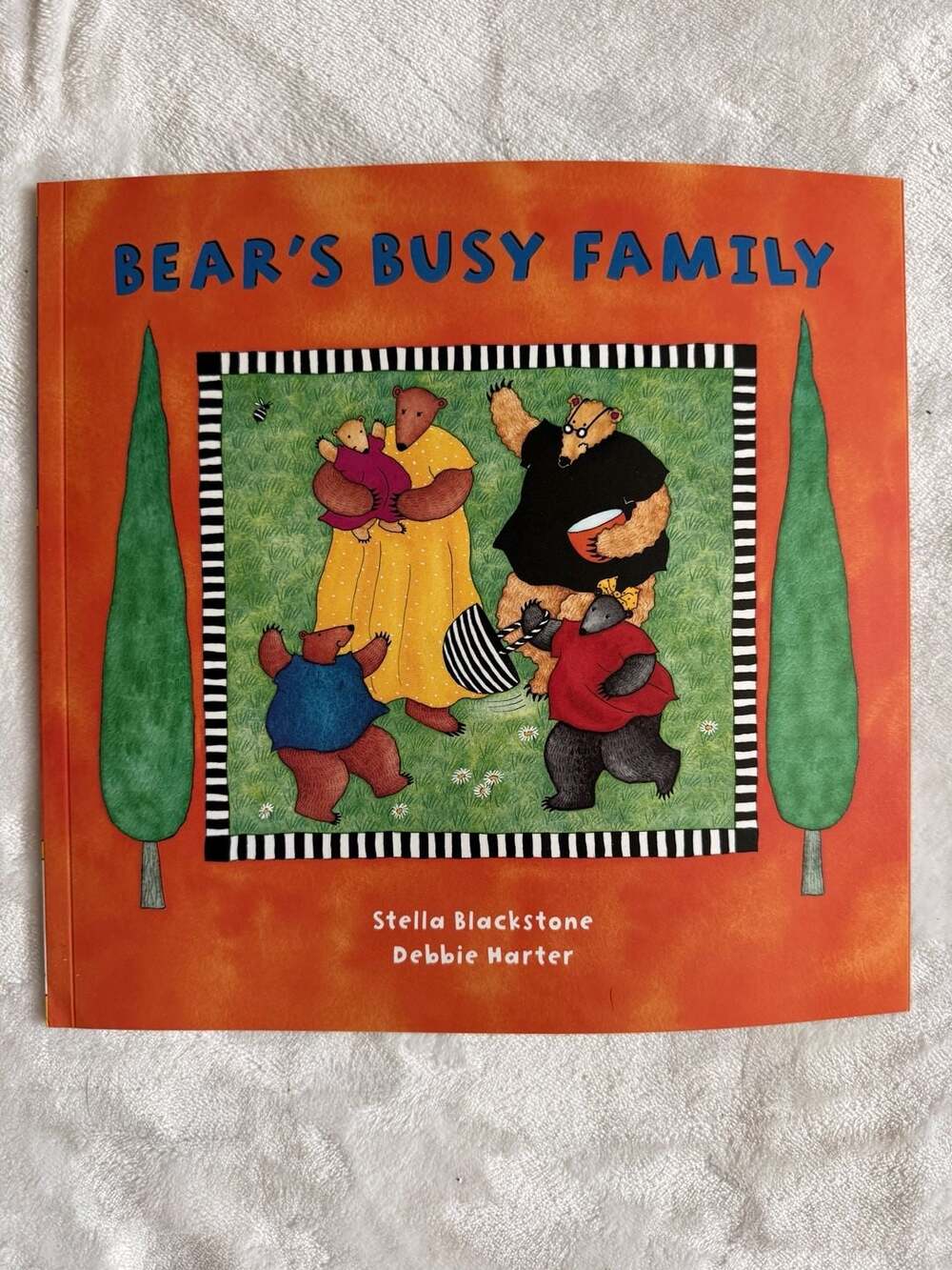 Bear's Busy Family by Stella Blackstone and Debbie Harter (Barefoot Books)